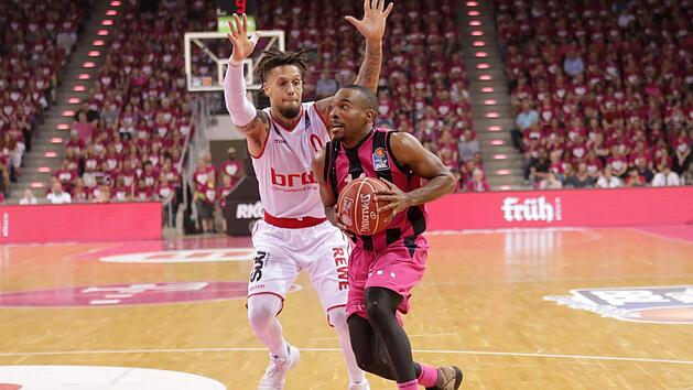 Daniel Hackett (l.) macht mit seiner starken Abwehr in dieser Viertelfinalserie Josh Mayo das Leben schwer. Am Mittwoch kam der beste Bonner Werfer dieser Saison nur auf neun Punkte. Foto: J&ouml;rn Wolter