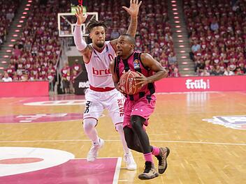 Daniel Hackett (l.) macht mit seiner starken Abwehr in dieser Viertelfinalserie Josh Mayo das Leben schwer. Am Mittwoch kam der beste Bonner Werfer dieser Saison nur auf neun Punkte. Foto: Jörn Wolter