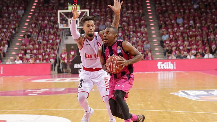 Daniel Hackett (l.) macht mit seiner starken Abwehr in dieser Viertelfinalserie Josh Mayo das Leben schwer. Am Mittwoch kam der beste Bonner Werfer dieser Saison nur auf neun Punkte. Foto: Jörn Wolter