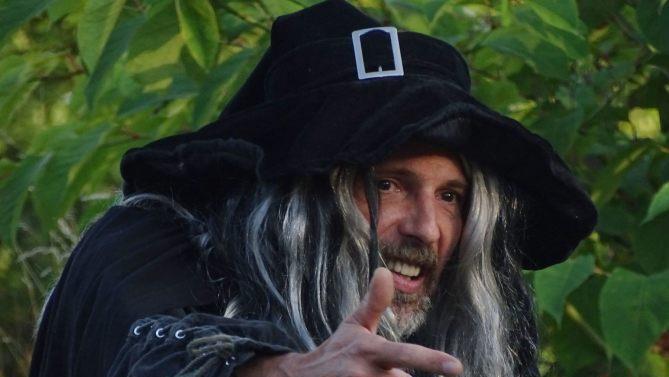 Der Zauberer Merlin (Kai Deckelmann). Foto: Norbert Neugebauer