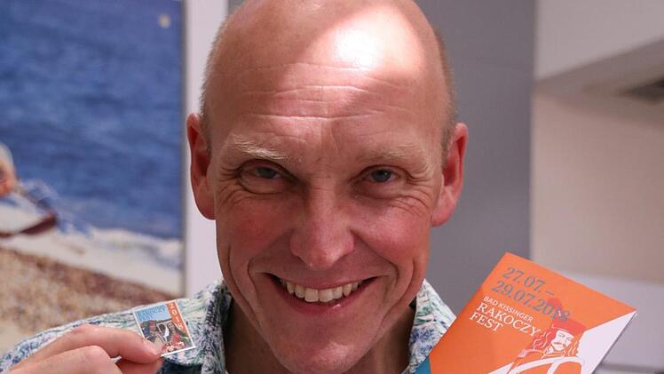 Als Rakoczy-Urgestein könnte man den 50-jährigen Ralf Ludewig bezeichnen: "Ich bin gebürtiger Kissinger und eigentlich immer beim Rakoczy-Fest dabei." Allerdings kommt für den Kissinger keine Routine auf: "Ich freue mich wie jedes Jahr auf das Rakoczy-Fest." Für den Geschäftsmann ist dieses Wochenende  jedoch nicht von Lustwandeln und Flanieren geprägt: "An einem Tag stehe ich  hinter dem Stand vom Rotary-Club Bad Kissingen in der Fußgängerzone." Als Geschäftsführer eines Modehauses verfügt e...