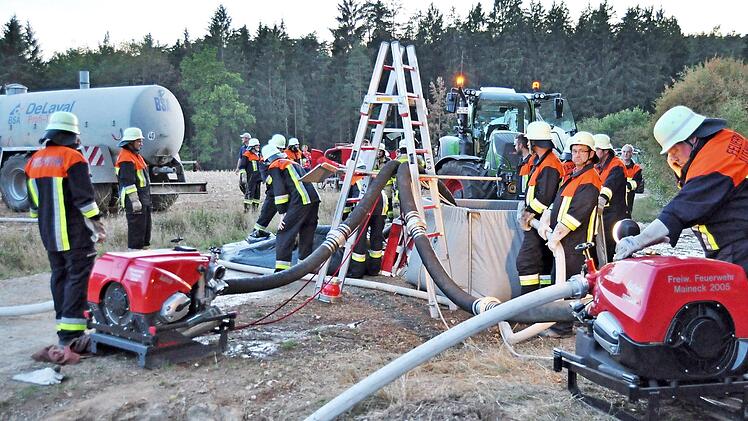 Kontinuierlich kamen die landwirtschaftlichen Gespanne mit Löschwasser zum angenommenen Brandort.  Foto: Ingrid Kohles