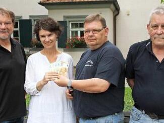 Stammtischmitglied Jörg Kubas, Christina Keller, Vorsitzender Klaus Wagner und Kassier Horst Lengenfelder (v. l.) Foto: Mathias Erlwein