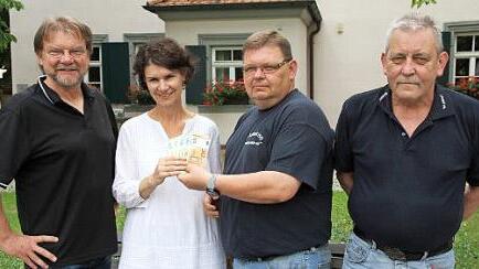 Stammtischmitglied Jörg Kubas, Christina Keller, Vorsitzender Klaus Wagner und Kassier Horst Lengenfelder (v. l.) Foto: Mathias Erlwein
