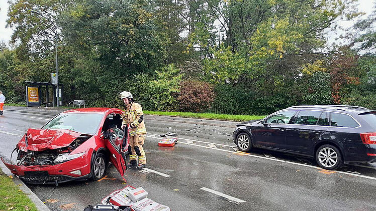 Bamberg: Schwerer Unfall mit fünf Verletzten - Feuerwehr muss eingeklemmten Fahrer bergen