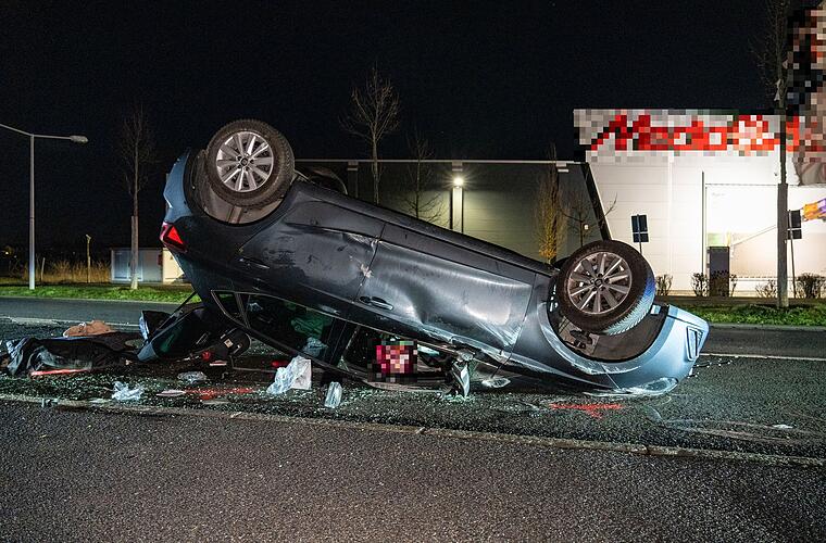 Coburg: Fahrerin wiederbelebt - Schwerer Stein-Crash und Überschlag im Kreisverkehr