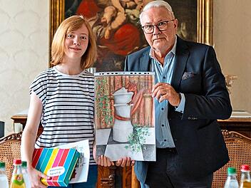 Emilia Goldstein hat den Malwettbewerb um das Titelbild des FerienSpa&szlig;Programms Bad Kissingen gewonnen. Stellvertretender B&uuml;rgermeister Thomas Leiner gratulierte. Julia Milberger