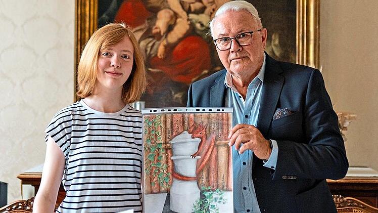 Emilia Goldstein hat den Malwettbewerb um das Titelbild des FerienSpa&szlig;Programms Bad Kissingen gewonnen. Stellvertretender B&uuml;rgermeister Thomas Leiner gratulierte. Julia Milberger