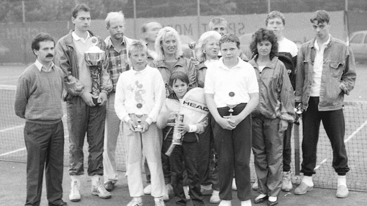 Tennis-Vereinsmeisterschaften des TSV Wollbach: Elmar Albert (Sponsor), Thomas H&ouml;chemer, Jochen Fey, Heiko Hein, Christel Iblher, Michael R&ouml;&szlig;er, Walter Hahn, Gerda Hahn, Manuel Reith, Walter R&ouml;&szlig;er, Roswitha Geis, Burkard Grom, Frank Niedermeier und Heinz Geis.