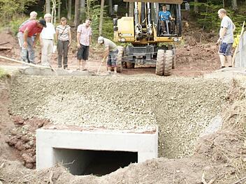 Am Dienstag  wurde der mittlerweile dritte Amphibientunnel in die Staatsstraße Unterschleichach-Tretzendorf eingebaut. Die Baustelle besuchten Bürgermeister Thomas Sechser, Brigitte Settele vom Staatlichen Bauamt, Bauoberrat Manfred Rott und Förster Klaus Schulz; mit im Bild die Bauarbeiter. Fotos: Sabine Weinbeer