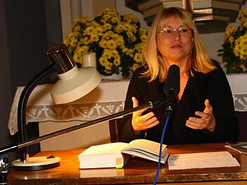 Kenntnisreich und unterhaltsam berichtet Sabine Weigand in der Kulmbacher Spitalkirche aus dem Leben der Elisabeth von Thüringen.  Fotos: Katrin Geyer