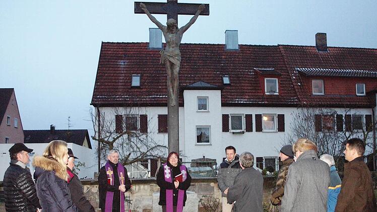 Nach umfangreicher Sanierung segneten Pfarrer Roland Neher und Pfarrerin Anne Salzbrenner in Gegenwart des Ersten Bürgermeisters Andreas Hügerich (hinten von links) das Eisenkreuz an der Friedhofmauer. Foto: Alfred Thieret