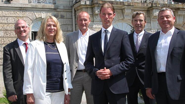 Freuen sich über die Einigung: Manfred Schwegmann von Dorint (von links), Kurdirektorin Andrea Schallenkammer, Franz Peter Greven (Architekturbüro), Hotel-Chef Oliver Fiege, Dorint-Geschäftsführer Olaf Mertens und stellvertretender Kurdirektor Titus Tesar. Foto: Ulrike Müller