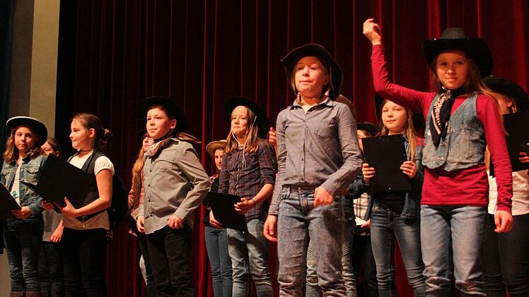 Der Unterstufenchor hatte sich als Cowboytruppe verkleidet und präsentierte eine witzige und unterhaltsame Vorstellung. Foto: Sonja Adam