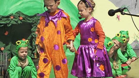 Sehr farbenprächtig war es beim "Froschkönig" in Weisbrunn. Foto: Geiling