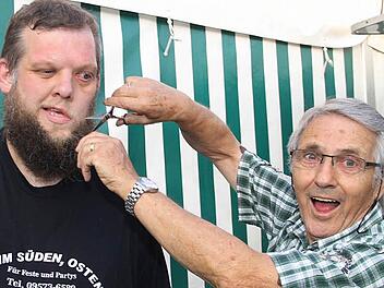 Christian Stölzel (links) möchte sich zwar von seinem Bart trennen, nicht aber durch die Schere von Herbert Mengesdorf.  Foto: Gerda Völk