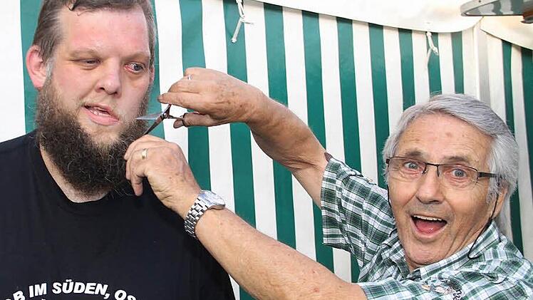 Christian Stölzel (links) möchte sich zwar von seinem Bart trennen, nicht aber durch die Schere von Herbert Mengesdorf.  Foto: Gerda Völk