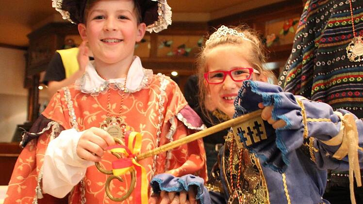 Das Geschwister- und Prinzenpaar Paul und Anna mussten den Rathaus-Schlüssel aushändigen. Foto: Ekkehard Roepert