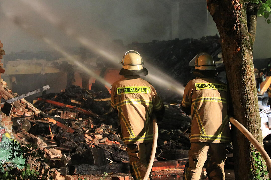 Ein Feuer hat die Diskothek "Rosenau" in Bayreuth völlig zerstört. Acht Menschen wurden verletzt. Der Brand ist unter Kontrolle.