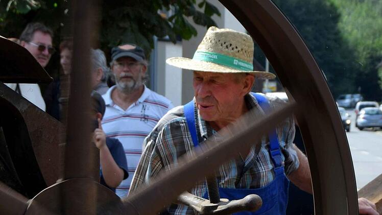 Maschinenführer Ludwig Klemens muss ständig die Lager der Dreschmaschine ölen. Foto: Andreas Welz