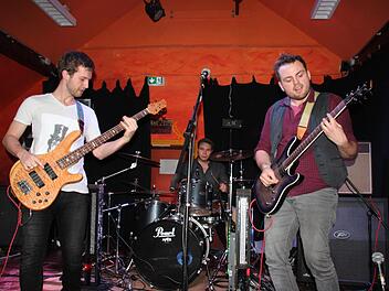 Am 26. Mai nächsten Jahres spielen (von links) Bassist Bastian Stemmer, Schlagzeuger Max Zapf und Gitarrist Florian Weithmann beim großen Open Air auf der Festung Rosenberg.  Stephan Stöckel