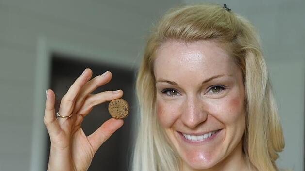Firmengr&uuml;nderin Friedrike Famira zeigt einen "Kicherkerl". Foto: Barbara herbst