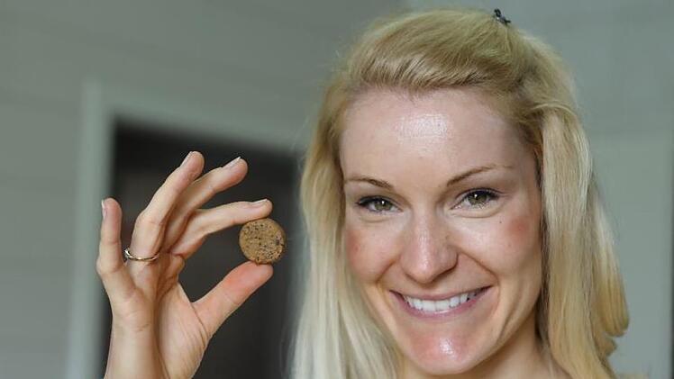 Firmengründerin Friedrike Famira zeigt einen "Kicherkerl". Foto: Barbara herbst