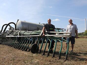 Die Landwirte Martin Müller aus Altendorf (links) und Heinrich Schwarzmann aus Eggolsheim bilden eine Betriebsgemeinschaft. Bereits 2012 investierten sie in hochmoderne Düngetechnik. In den kommenden Jahren wird diese Technik für alle Bauern verpflichtend.  Foto: Barbara Herbst