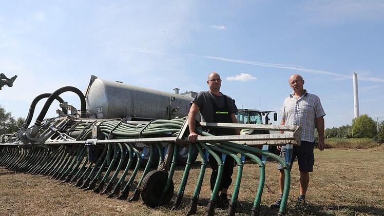 Die Landwirte Martin Müller aus Altendorf (links) und Heinrich Schwarzmann aus Eggolsheim bilden eine Betriebsgemeinschaft. Bereits 2012 investierten sie in hochmoderne Düngetechnik. In den kommenden Jahren wird diese Technik für alle Bauern verpflichtend.  Foto: Barbara Herbst