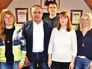 Melanie Will (Zweite von rechts) ist neue Vorsitzende des Obst- und Gartenbauvereins Pfaffendorf. Neu im Amt sind auch ihr Stellvertreter Andreas Fleischmann (Mitte), Schatzmeisterin Silke Krappmann (rechts) und Schriftf&uuml;hrerin Marion Herbst (links).