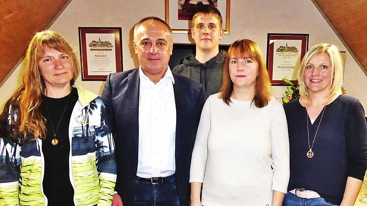 Melanie Will (Zweite von rechts) ist neue Vorsitzende des Obst- und Gartenbauvereins Pfaffendorf. Neu im Amt sind auch ihr Stellvertreter Andreas Fleischmann (Mitte), Schatzmeisterin Silke Krappmann (rechts) und Schriftf&uuml;hrerin Marion Herbst (links).