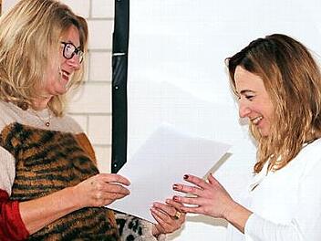 Ab sofort Rektorin: Silke Feulner (rechts) bekam von Schulrätin Susanne Vodde die Ernennungsurkunde zur Schulleiterin. Foto: Helmut Will
