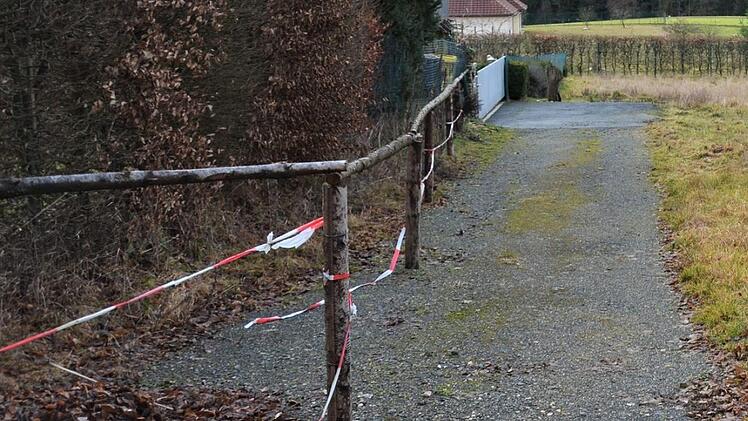 Die Grundstücke sind teilweise mit Absperrbändern, Ketten und Zäunen in merkwürdiger Anordnung abgegrenzt. Foto: Sandra Hackenberg