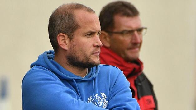 Der Trainer des FC Michelau, Florian Engelmann (links) hat sich auf den Liga-Pokal gefreut, um dort auch "taktische Dinge auszuprobieren". Sein  Vorsitzender Gerd Bergmann (Im Hintergrund) sagte in Absprache mit den Herrenteams des FCM am Freitag die Wochenendspiele der ersten und zweiten Mannschaft im Ligapokal ab. Foto: Gunther Czepera