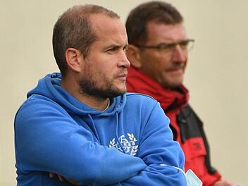 Der Trainer des FC Michelau, Florian Engelmann (links) hat sich auf den Liga-Pokal gefreut, um dort auch "taktische Dinge auszuprobieren". Sein  Vorsitzender Gerd Bergmann (Im Hintergrund) sagte in Absprache mit den Herrenteams des FCM am Freitag die Wochenendspiele der ersten und zweiten Mannschaft im Ligapokal ab. Foto: Gunther Czepera