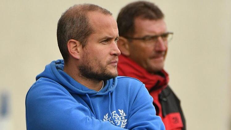 Der Trainer des FC Michelau, Florian Engelmann (links) hat sich auf den Liga-Pokal gefreut, um dort auch "taktische Dinge auszuprobieren". Sein  Vorsitzender Gerd Bergmann (Im Hintergrund) sagte in Absprache mit den Herrenteams des FCM am Freitag die Wochenendspiele der ersten und zweiten Mannschaft im Ligapokal ab. Foto: Gunther Czepera