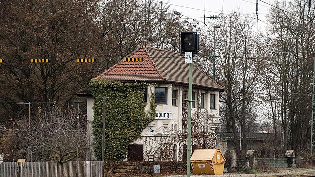 In diesem Geb&auml;ude war bis 2007 ein elektromechanisches Stellwerk der Deutschen Bahn untergebracht - die Stellwerkstechnik ist verschwunden, sie wurde abgebaut.Foto_ Jochen Berger