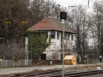 In diesem Gebäude war bis 2007 ein elektromechanisches Stellwerk der Deutschen Bahn untergebracht - die Stellwerkstechnik ist verschwunden, sie wurde abgebaut.Foto_ Jochen Berger
