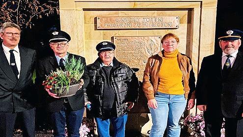 Armin Zwingmann, Vorsitzender des BSB-Kreisverbands (Zweiter von links), legte am neuen Ehrenmal in Welitsch eine Blumenschale nieder. Ihm zur Seite standen (von links) Garry Krebs, Werner Pasbrig, Heidi Hansen und Dieter Kleiner.