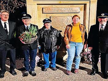 Armin Zwingmann, Vorsitzender des BSB-Kreisverbands (Zweiter von links), legte am neuen Ehrenmal in Welitsch eine Blumenschale nieder. Ihm zur Seite standen (von links) Garry Krebs, Werner Pasbrig, Heidi Hansen und Dieter Kleiner.