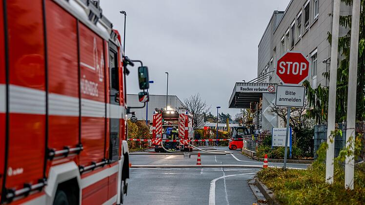 Feuerwehreinsatz in Nürnberger Betrieb - 82 Menschen müssen Gebäude verlassen