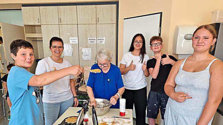 Teamwork beim WaffelbackenSalome Brandl