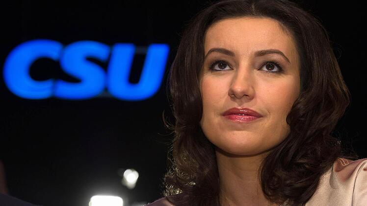 Dorothee B&auml;r landete bei einer Umfrage eines Internet-Portals auf Platz zwei. Gesucht waren Politikerinnen mit dem gr&ouml;&szlig;ten Sex-Appeal. Foto: Peter Kneffel dpa/lby