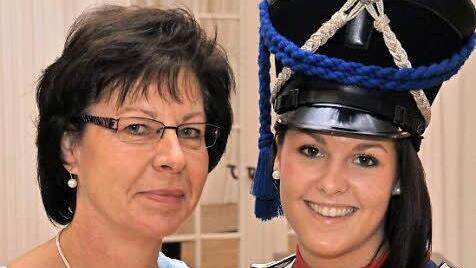Birgit Schießer hat als zweite Generation beim JMK musiziert. Ihre Tochter Verena ist bereits die dritte, die verabschiedet wurde. Fotos: Klopf