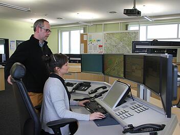 Tina-Christin Rüger aus Kronach ist Disponentin in der Integrierten Leitstelle. Sie schickt die Rettungskräfte zu den Einsätzen. Überwacht wird alles über sechs Bildschirme. Gerhard Jupe schaut ihr über die Schulter. Foto: Friedwald Schedel