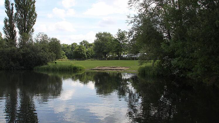 Eintauchen und Natur genießen heißt es am Oberwallenstadter Baggersee.