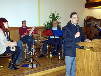 Pfarrer Richard Reis bei seiner Laudatio für die ehrenamtlichen Helfer und Helferinnen beim Neujahrsempfang 2015. Im Hintergrund ein Teil der Bläsergruppe des Musikvereins Steinwiesen, die die Feier musikalisch umrahmten. Foto: Susanne Deuerling