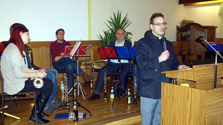 Pfarrer Richard Reis bei seiner Laudatio für die ehrenamtlichen Helfer und Helferinnen beim Neujahrsempfang 2015. Im Hintergrund ein Teil der Bläsergruppe des Musikvereins Steinwiesen, die die Feier musikalisch umrahmten. Foto: Susanne Deuerling