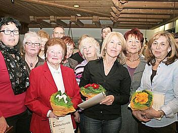 Ute Salzner (l.) führt als Vorsitzende auch künftig die Frauenunion. Neu im Vorstand ist Petra Müller (4. v. r.), die das Amt der Schatzmeisterin übernimmt. Foto: Evi Seeger