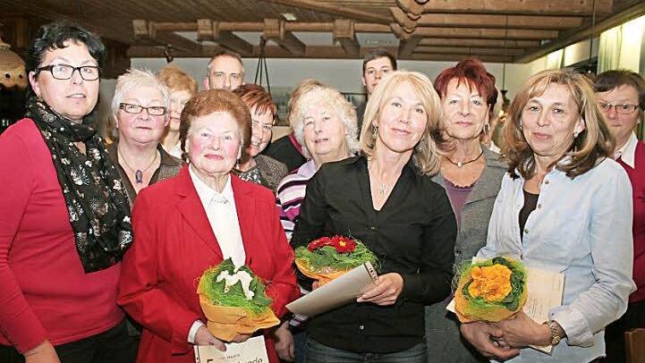 Ute Salzner (l.) führt als Vorsitzende auch künftig die Frauenunion. Neu im Vorstand ist Petra Müller (4. v. r.), die das Amt der Schatzmeisterin übernimmt. Foto: Evi Seeger